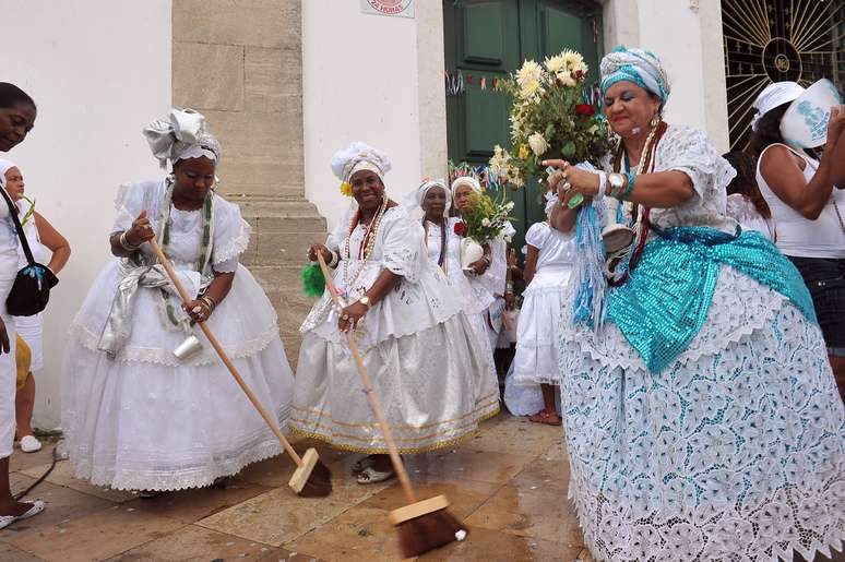 Como manda a tradição, baianas varrem e lavam as escadarias da igreja