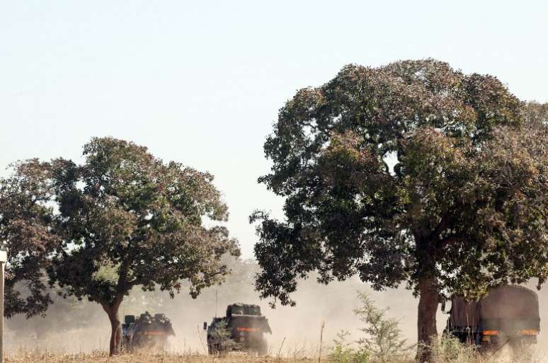 Imagem divulgada pelas Forças Armadas francesas mostram veículos blindados se dirigindo a Diabaly