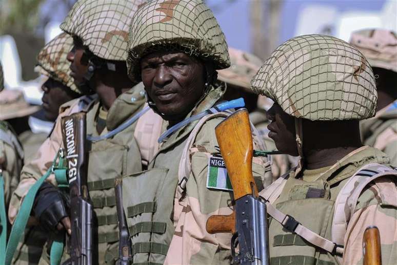 Soldados do Exército nigeriano se preparam para viajar ao Mali, no centro de manutenção de paz do Exército nigeriano, em Jaji, perto de Kaduna, na Nigéria, nesta quinta-feira. 17/01/2013