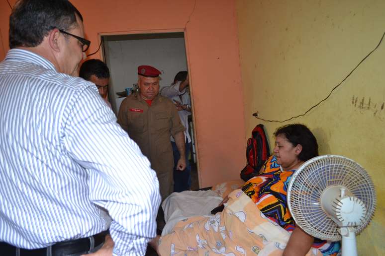 Raimunda de Fátima dos Santos, 58 anos, que tem 230 quilos e sofre de obesidade mórbida, foi levada para um hospital de Salvador