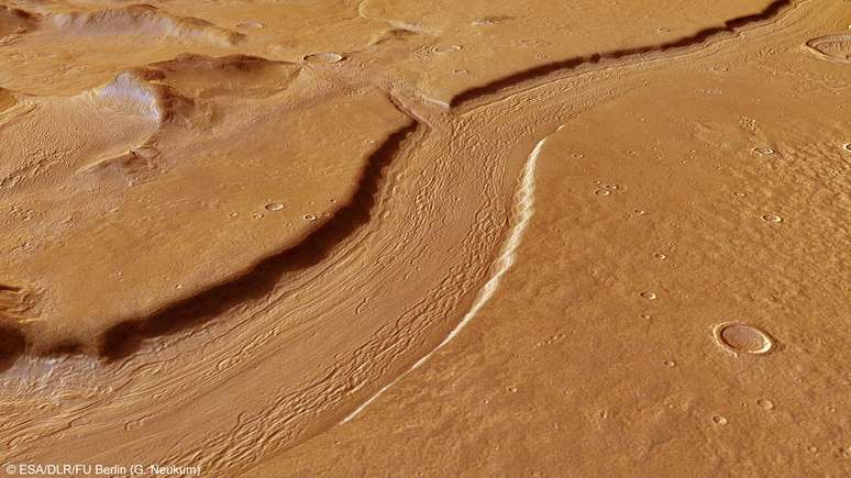 Canal que pode ter sido criado por passagem de rio há milhões de anos em Marte foi capturado em imagem da sonda Mars Express. Fortes características lineares do terreno seriam evidência de gelo e detritos posteriores ao fluxo de água no local, segundo cientistas