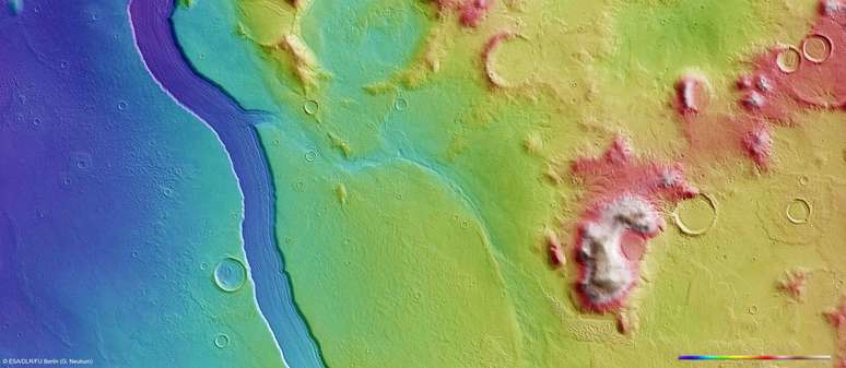 Topografia da região mostra profundidade do canal principal (em azul) onde o rio teria corrido. A imagem apresenta&nbsp;um contraste com o terreno típico da formação geológica marciana, visível à direita