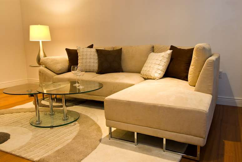 Contraste de almofadas faz a diferença no sofá
