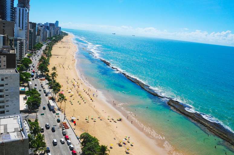 <strong>Boa Viagem, PE:</strong> principal praia de Recife, a praia de Boa Viagem tem sete quilômetros de extensão. Protegida por uma barreira de recifes que aparece durante a maré baixa, a praia é ponto de encontro dos habitantes da cidade. Por causa da presença de tubarões, o surfe na praia é proibido, e as pessoas podem dar um mergulho apenas nas áreas indicadas