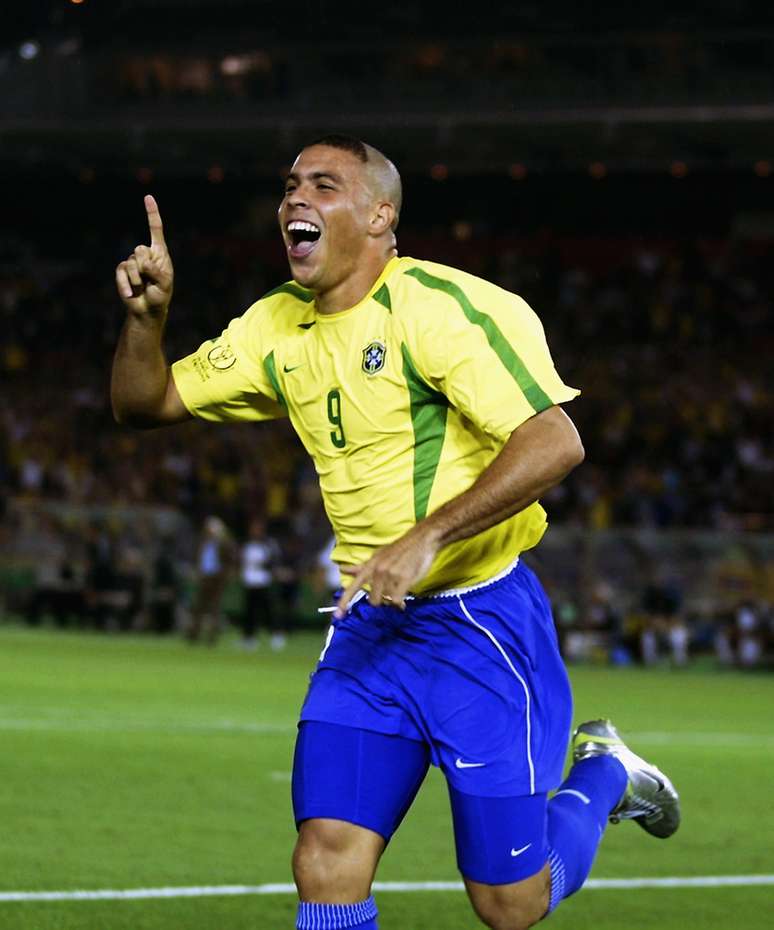 O "Fenômeno" <strong>Ronaldo</strong> conquistou um lugar no pódio desta lista, com o 3º lugar. Três vezes eleito melhor jogador do mundo, ele integrou a Seleção campeã em 1994, foi vice em 1998 e campeão em 2002. Fez carreira de sucesso na Espanha e ainda conquistou sucesso quando voltou ao Brasil para jogar pelo Corinthians, em 2009