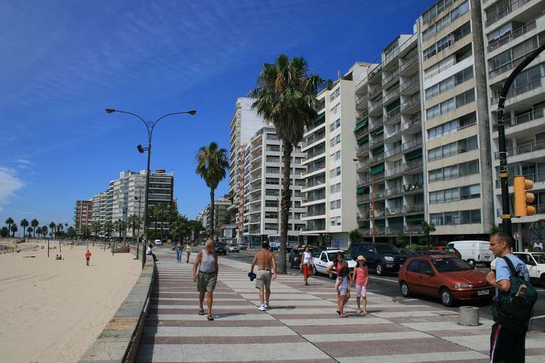 A rambla de Montevidéu é um longo calçadão de 22 km que beira o Rio de la Plata