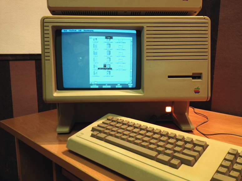 <strong>Com vocês, ícones e mouse</strong>! Há exatos 30 anos era lançado o Lisa, considerado o primeiro computador pessoal com interface gráfica. Ou seja, antes dele, a interação com a máquina era via comandos de texto, sem os ícones que estamos acostumados hoje. O preço da máquina era US$ 9.995