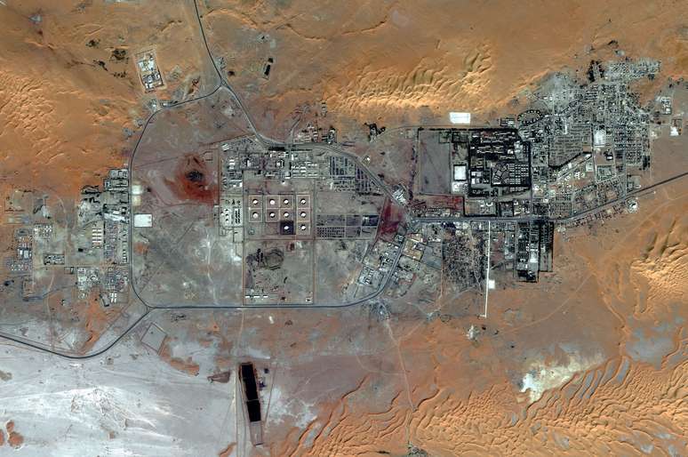 Imagem de satélite mostra o campo de exploração de gás operado por estrangeiros em In Amenas, no sul da Argélia