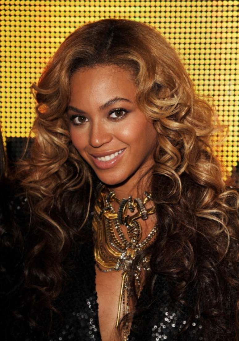 Eleita a mulher mais sexy do século 21 pela revista masculina GQ, a diva da música pop Beyoncé cuida da pele negra com diamantes 