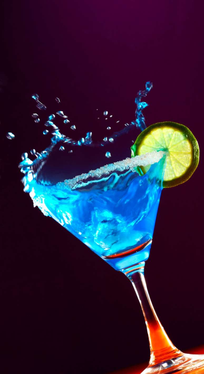Com 31% de álcool em sua composição, bebida geralmente incolor também é encontrada nas cores azul, vermelho, laranja e verde