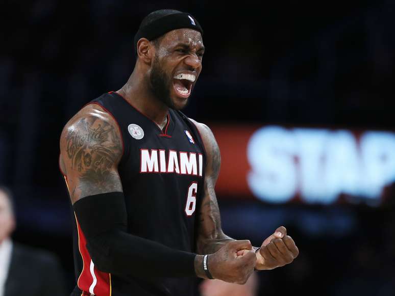 LeBron ofuscou Kobe Bryant e terminou a partida com 39 pontos, sete rebotes e oito assistências