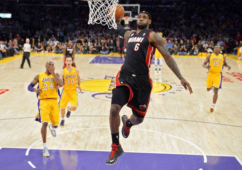 LeBron James foi o destaque da vitória do Heat em Los Angeles