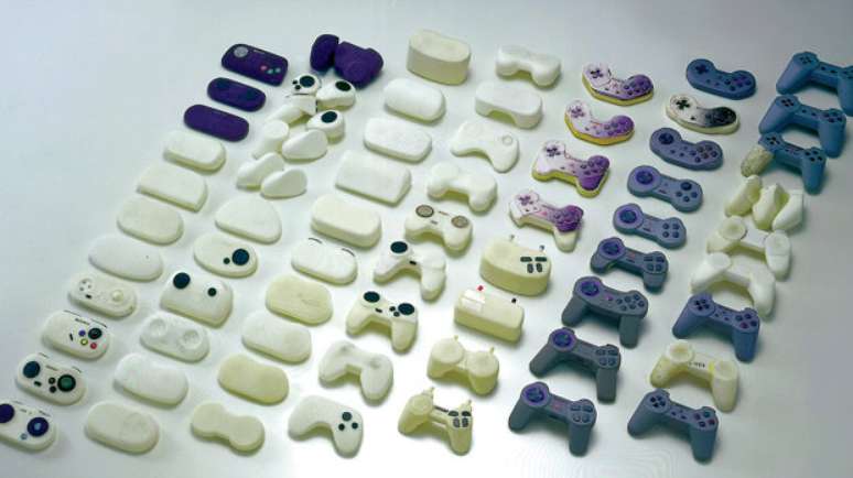 Assim como o DualShock, controle do novo PlayStation passa por diversos protótipos