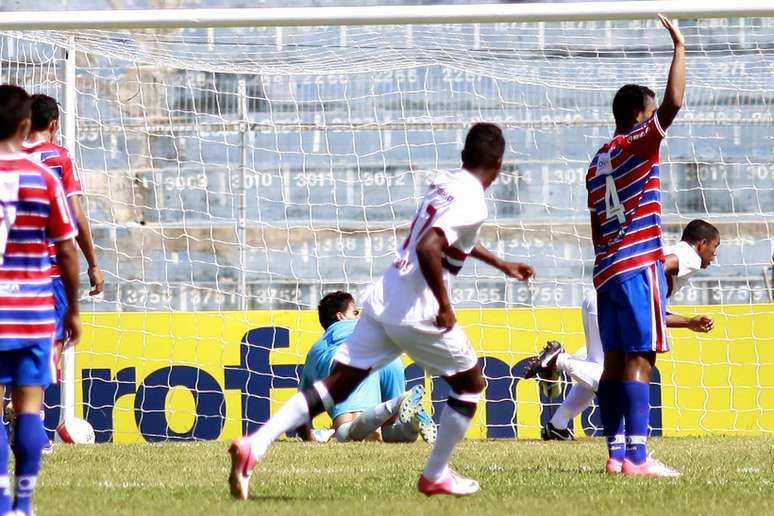 Com dois gols no começo do jogo, São Paulo venceu Fortaleza por 4 a 0 e passou às quartas de final