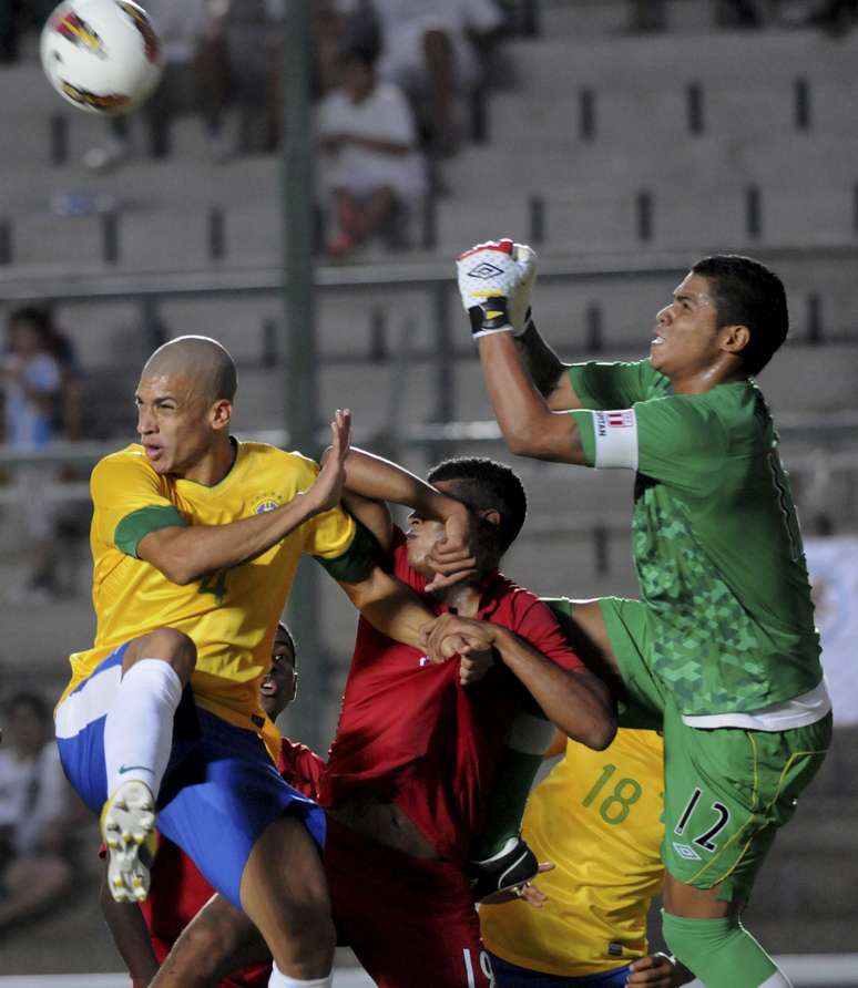 Assim como toda a Seleção, zagueiro Dória (à esq.) não teve boa participação no Sul-Americano Sub-20