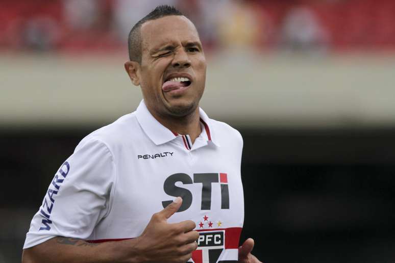 Luís Fabiano faz careta após marcar o primeiro dos dois gols do São Paulo na vitória sobre o Mirassol, no Morumbi