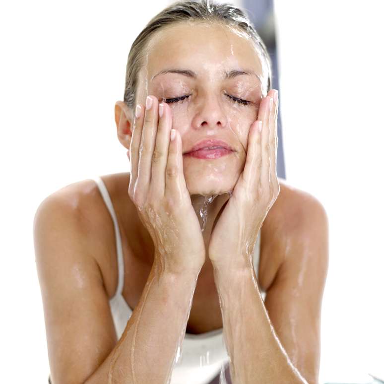Limpeza diária do rosto é essencial para manter a pele sedosa