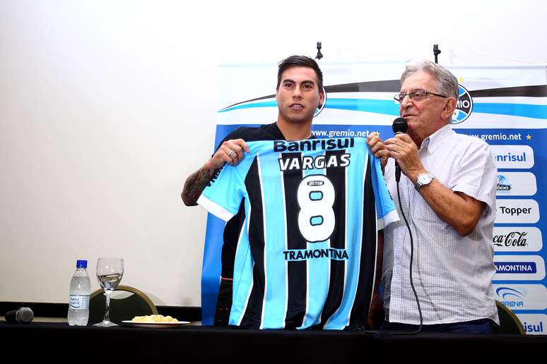 Vargas ficará no banco de reservas do Grêmio no primeiro duelo contra a LDU, nesta quarta-feira