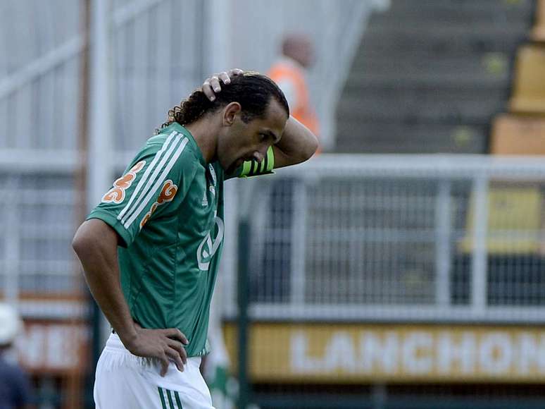 Barcos lamenta após perder pênalti no segundo tempo; argentino teve a chance do gol da vitória, mas bateu na trave