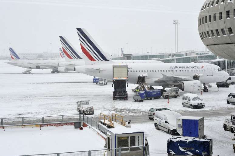 <p>Aviões da Air France estacionados no aeroporto Charles-de-Gaulle, nos arredores de Paris</p>