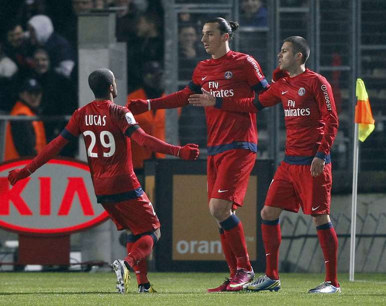 Lucas e Ibrahimovic comemoram gol do PSG