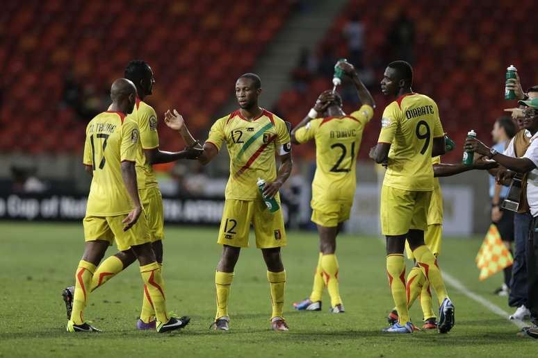 Keita comemora com companheiros de Mali após marcar na primeira fase da Copa Africana