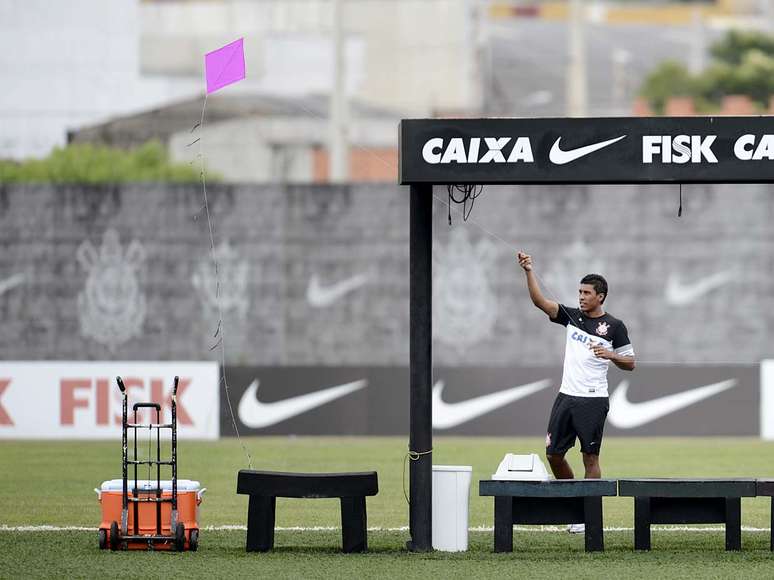 O volante teve sucesso na brincadeira "inusitada" no treinamento desta segunda