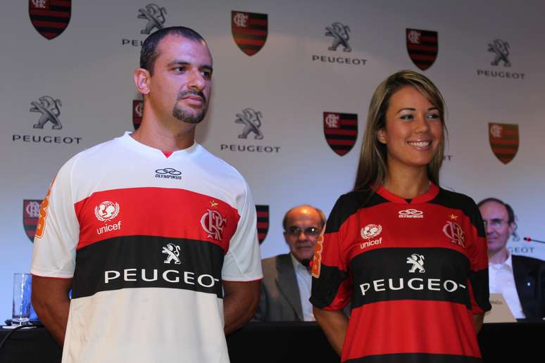 Após anunciar o acerto com a Peugeot na última semana, o Flamengo apresentou oficialmente a parceria com a montadora francesa na manhã desta segunda-feira, na sede da Gávea. Apesar do realização do envento,  o contrato ainda depende da aprovação do Conselho Deliberativo