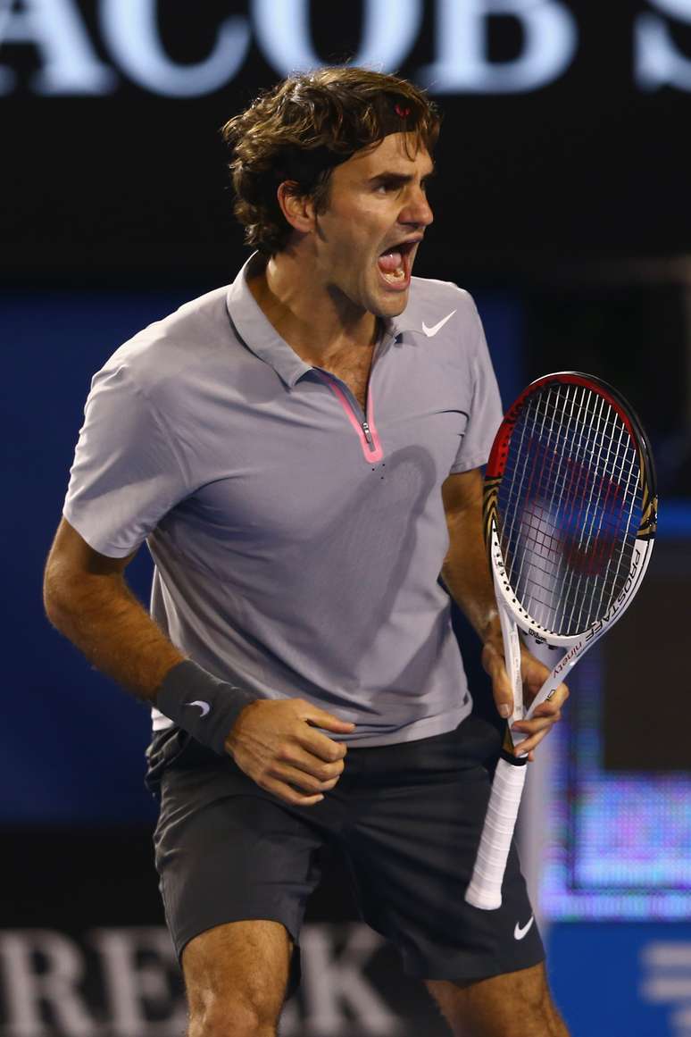 Roger Federer celebra ponto vencido contra Milos Raonic nesta segunda-feira, pelas oitavas de final do Aberto da Austrália.&nbsp;Em uma exibição impecável, o suíço controlou o potente saque do canadense, 15º colocado do ranking mundial, e dominou o jovem por 3 sets a 0, vencendo com parciais de 6/4, 7/6 (7-4) e 6/2, em uma hora e 53 minutos de confronto. <strong>Veja mais fotos da rodada masculina:</strong>