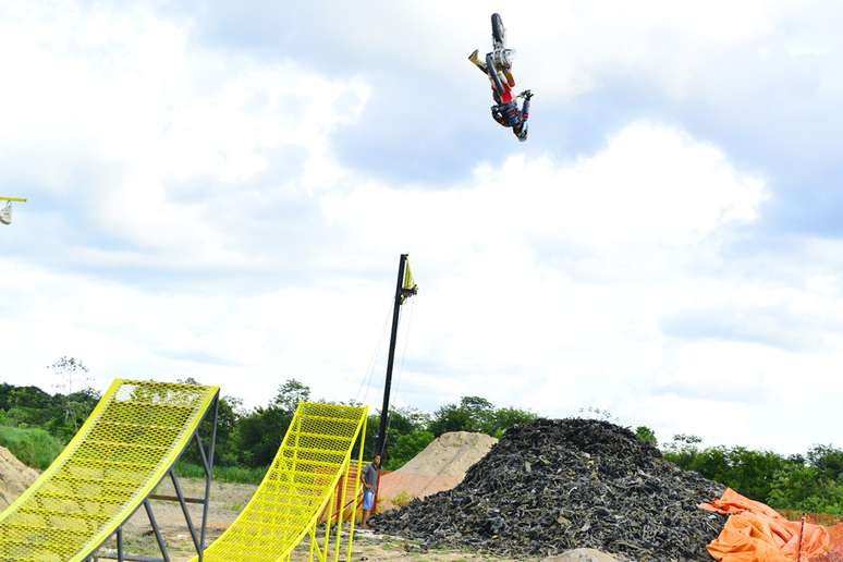 Pilotos do motocross freestyle treinam saltos sobre piscina de espuma&nbsp;