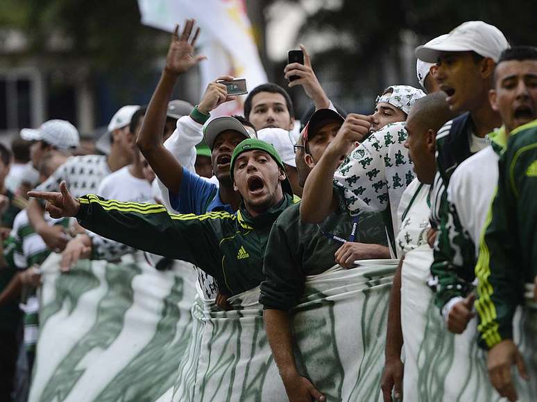 Torcedores protestam antes das eleições presidenciais do Palmeiras