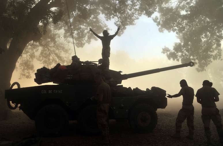 Soldado francês comemora em cima de um tanque na localidade de Niono: intervenção com respaldo da ONU