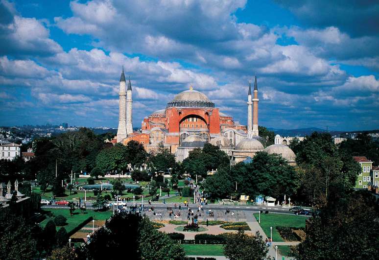 <strong>Istambul, Turquia</strong><br />Maior cidade da Turquia, no encontro da Ásia com a Europa, Istambul encanta seus visitantes com monumentos históricos, mercados de rua, hotéis descolados e um ambiente vibrante e criativo. Em 2013, Istambul receberá diferentes eventos, como a primeira edição da feira de arte Art Istanbul International, de 14 a 17 de setembro, com obras de artistas turcos e do oriente médio. Outro importante evento de artes, a Bienal de Istambul acontece de 14 de setembro a 10 de novembro, num ótimo momento para conhecer a cidade