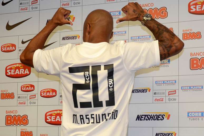 Volante Marcos Assunção exibe camisa que será usada no retorno ao Santos