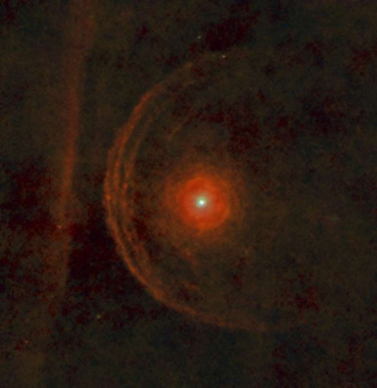 Série de seis a sete minutos de arco à esquerda da estrela representam material expelido de Betelgeuse enquanto evoluía para uma supergigante vermelha