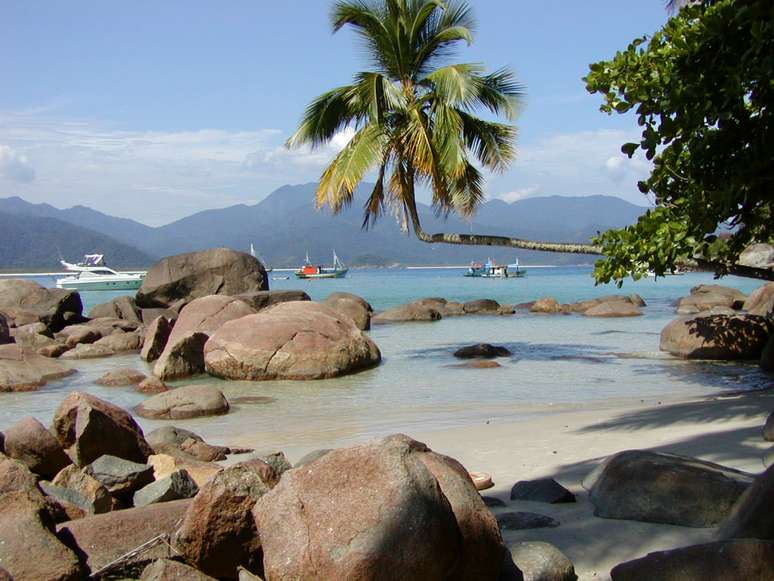 Ilha Grande tem mais de 100 praias de beleza preservada para conhecer em uma escala de cruzeiro, como a Praia do Aventureiro