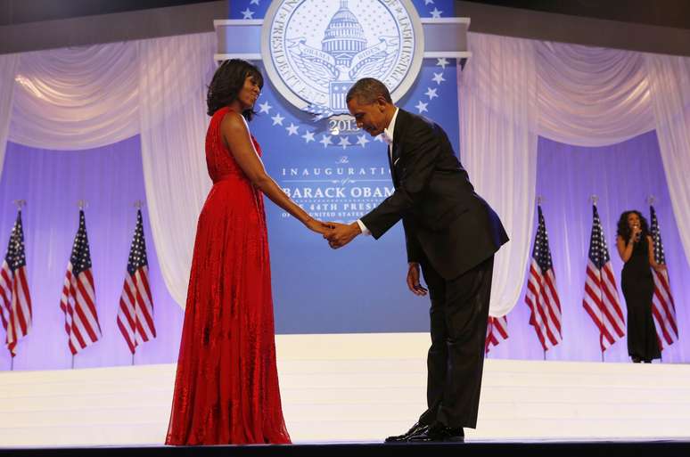 Obama faz uma reverência diante da mulher Michelle antes do início da dança