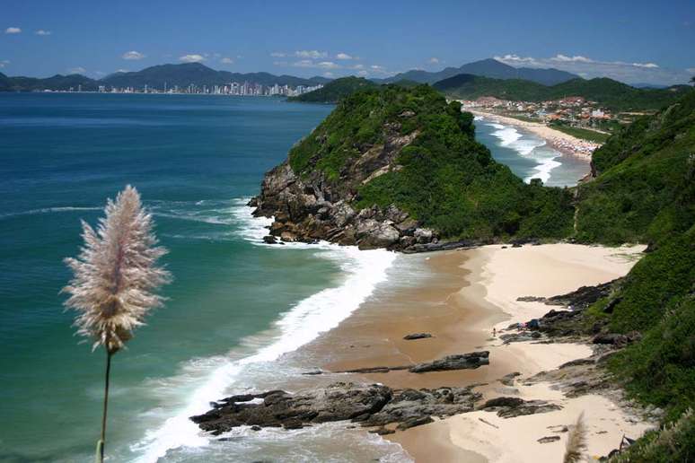 A Praia dos Amores é muito conhecida pela sua areia grossa, preferida pelos turistas para longos banhos de sol. Além disso, também dá acesso ao morro do Careca, melhor ponto da região para saltos de parapente e asa-delta