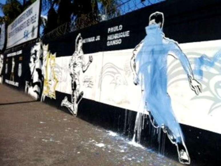 Torcedores do Santos picharam o muro do CT alvinegro em setembro de 2012