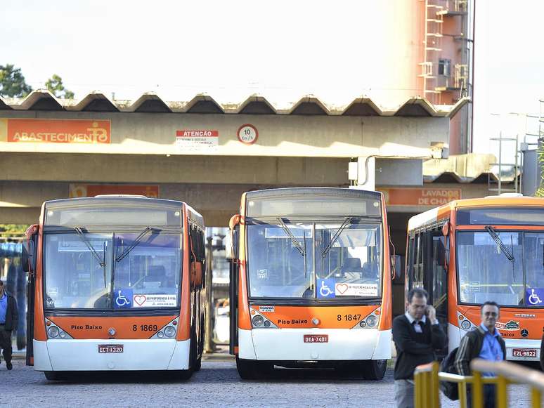 Funcionários da Transpass protestam por melhorias 