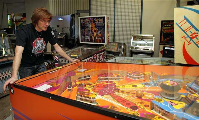 Austríaco brinca com pinball da Atari de 1979 em seu museu de pinball, na capital austríaca Viena. A produtora de videogames Atari pediu concordata&nbsp;<span style="color: rgb(93, 88, 80); font-family: Arial, Helvetica, sans-serif; line-height: 14px;">após não encontrar sucessor para o BlueBay, o principal acionista e financiador da companhia</span>