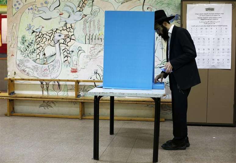 Judeu ortodoxo vota em seção eleitoral no assentamento judaico de Kochav Ya'acov, ao norte de Jerusalém, na região da Cisjordânia. 22/01/2013