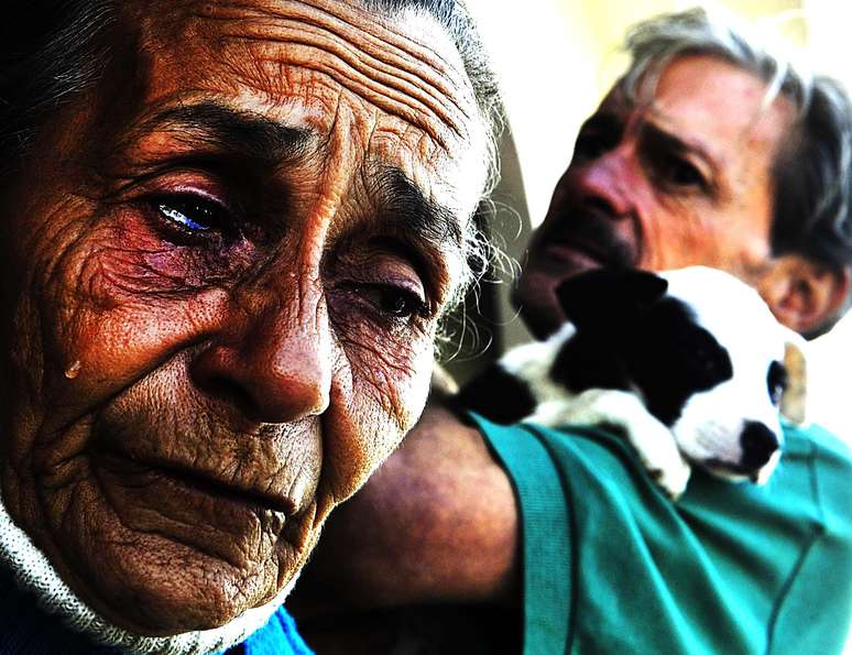 Josefa Diniz, 75 anos, chorou após perder a casa onde havia morado por cinco anos no Pinheirinho