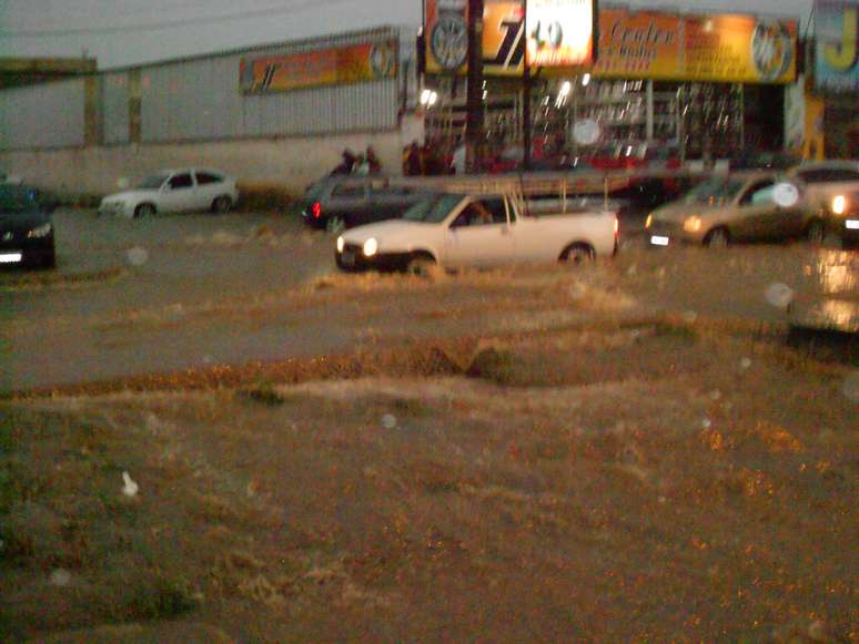 Temporal no final da tarde de segunda-feira causou alagamentos em Vitória da Conquista, no sudoeste baiano