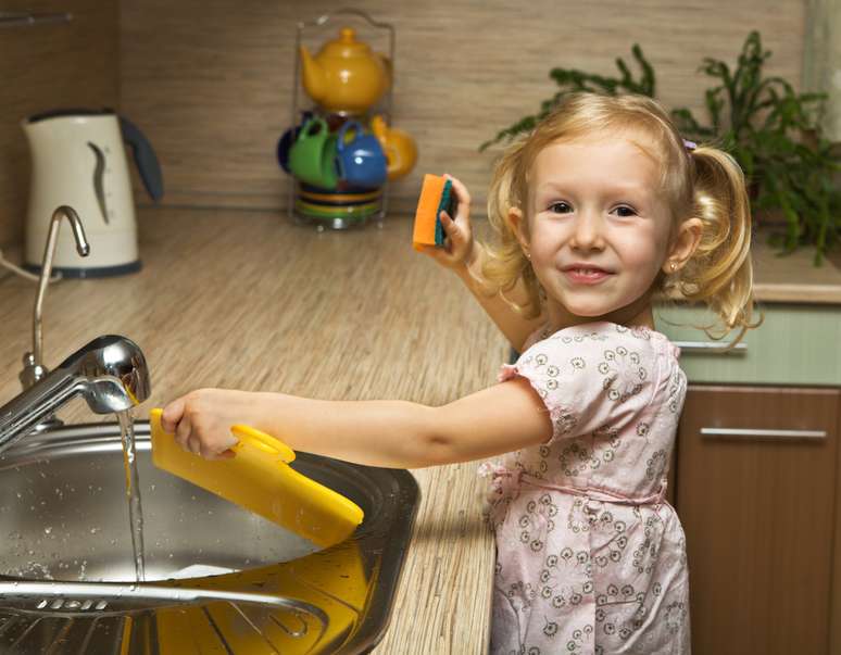 Assumir tarefas em casa ajuda a transformar a criança em um adulto autoconfiante