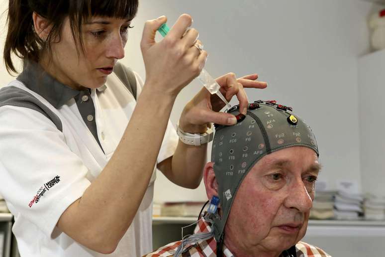 Idoso consegue controlar extremidade de membro paralisado durante experimento na Suíça