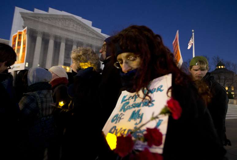Ativista participa de uma vigília em frente à Suprema Corte dos EUA, em Washington