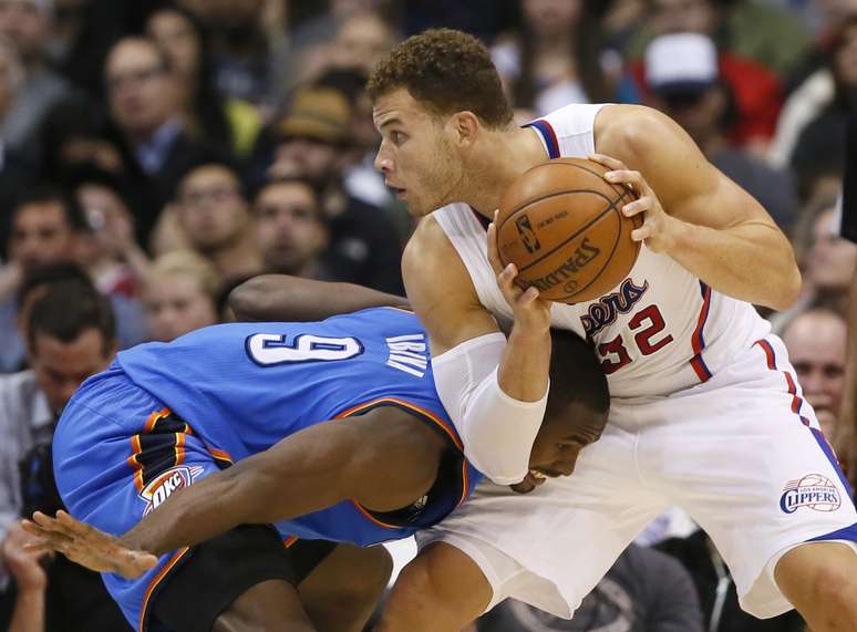 No duelo entre as duas equipes de melhor campanha na temporada, o Oklahoma City Thunder mostrou porque está na frente. A equipe bateu os Clippers por 109 a 97, na noite desta terça-feira, em Los Angeles. Com o triunfo, o time de Oklahoma se consolidou na liderança da Conferência Oeste. Sem Chris Paul, desfalque por conta de uma lesão, o protagonismo no Los Angeles Clippers recaiu sobre Blake Griffin (à dir.). O ala não decepcionou, anotando 31 pontos e pegando 11 rebotes, mas não foi o suficiente para frear a melhor equipe da temporada regular da liga americana de basquete