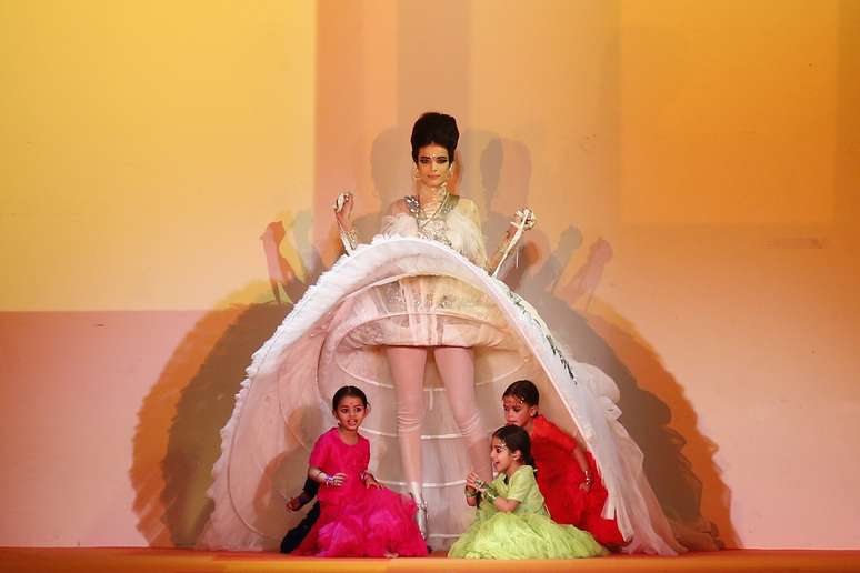Jean Paul Gaultier celebrou a Índia em seu desfile na semana de moda de alta-costura em Paris, nesta quarta-feira (23). O ponto alto da apresentação foi quando quatro crianças com trajes indianos saíram debaixo da saia da modelo