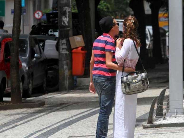 A cantora Maria Gadú foi clicada deixando restaurante ao lado da amiga Lua Leça no bairro do Leblon, zona sul do Rio de Janeiro, nesta quarta-feira (23)